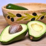cum-sa-creasca-avocado-pe-pervazul-ferestrei-4-factori-critici.jpg